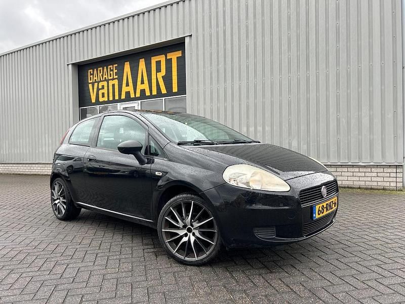 Zwart Gebruikt 2011 Fiat Grande Punto Hatchback | € 2.450 (Eerlijke prijs) - Afbeelding 1/4