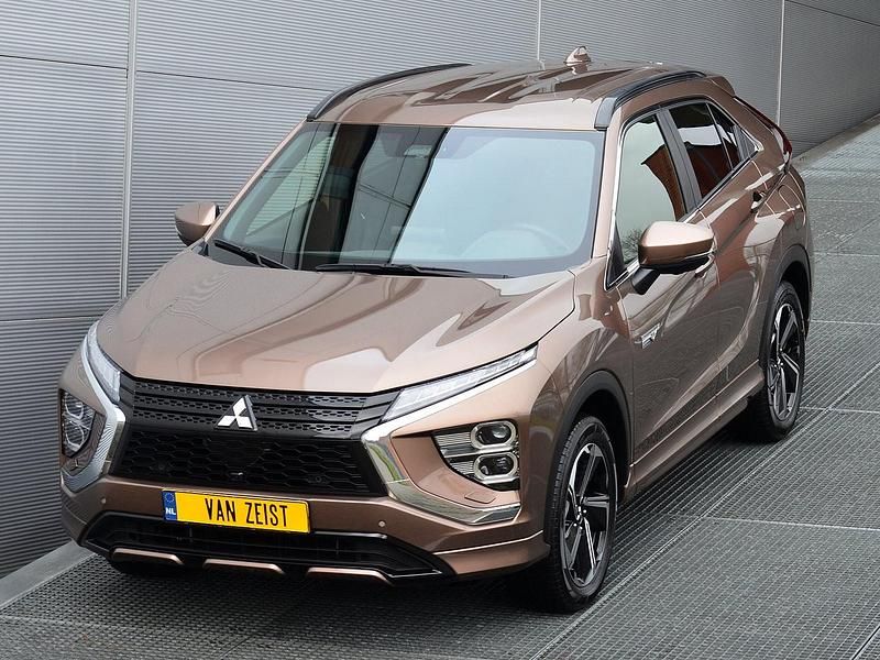 Bruin (metallic) Occasion 2024 Mitsubishi Eclipse Cross SUV | € 32.950 (Iets duurder) - Afbeelding 1/3