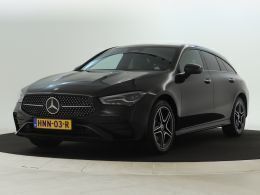 Donker kosmoszwart metaalkleur metallic Gebruikt 2023 Mercedes CLA250e Shooting Brake AMG Stationwagen | € 38.950 - Afbeelding 1/4