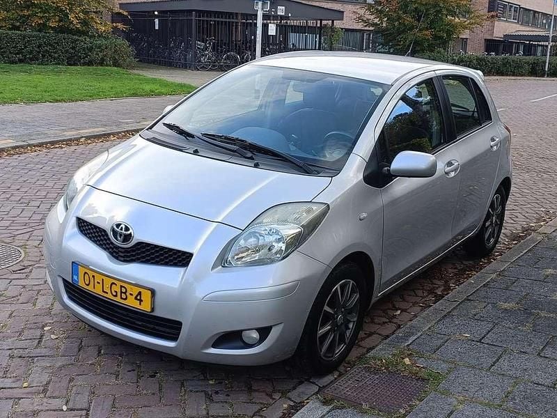 Grijs Gebruikt 2010 Toyota Yaris Hatchback | € 4.000 (Goede deal) - Afbeelding 1/4