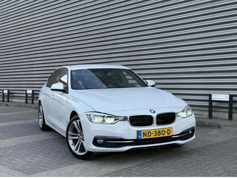 Wit (metallic) Gebruikt 2016 BMW 330e Executive Sedan | € 10.950 (Super prijs) - Afbeelding 1/4