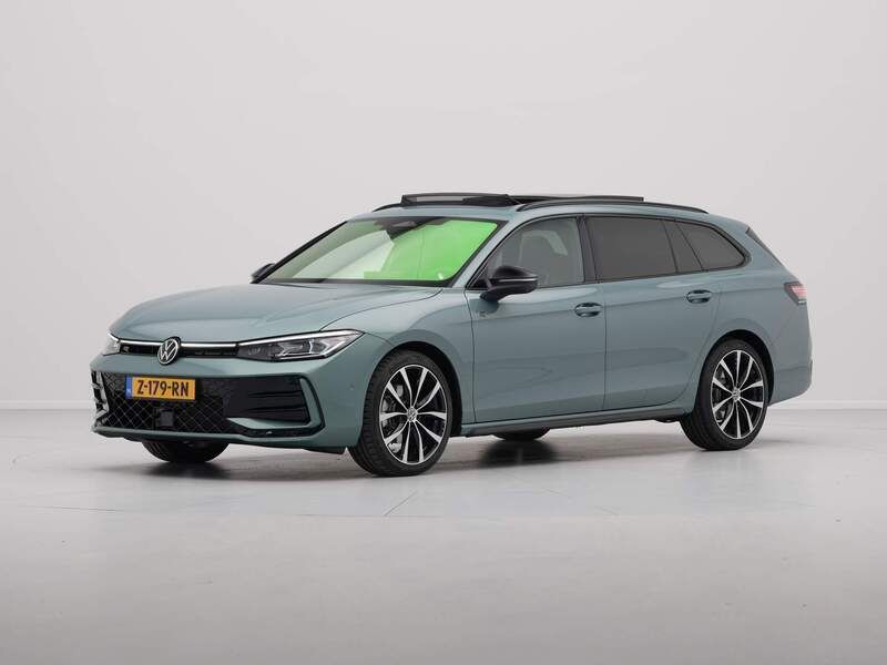 Groen, metallic lak Gebruikt 2024 VW Passat Business Stationwagen | € 52.735 - Afbeelding 1/4
