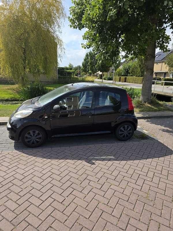 Zwart Gebruikt 2008 Peugeot 107 Hatchback | € 1.850 (Goede deal) - Afbeelding 1/4