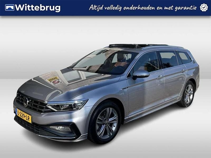 Grijs, metallic lak Gebruikt 2021 VW Passat Business+ Stationwagen | € 31.450 (Iets duurder) - Afbeelding 1/2