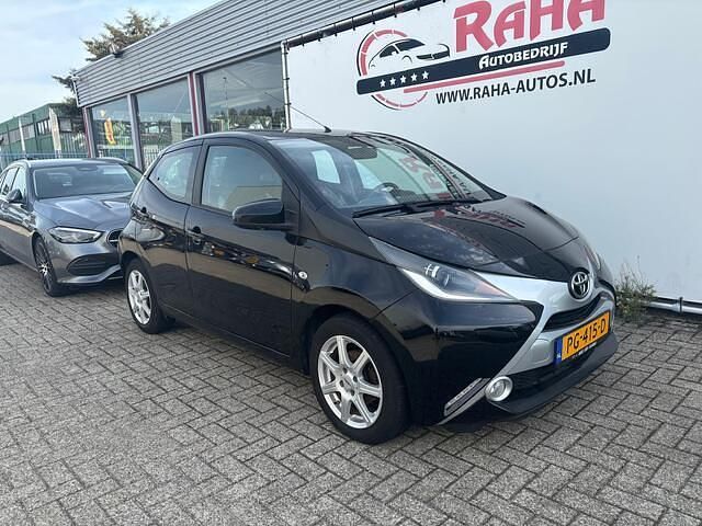 Zwart Gebruikt 2017 Toyota Aygo X-play Hatchback | € 7.950 (Eerlijke prijs) - Afbeelding 1/4