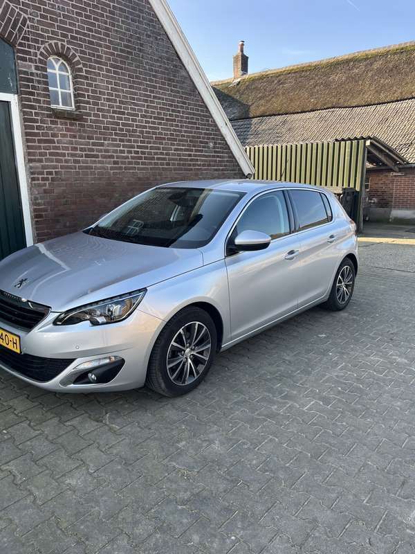 Grijs Gebruikt 2017 Peugeot 308 Allure Hatchback | € 8.999 (Eerlijke prijs) - Afbeelding 1/4