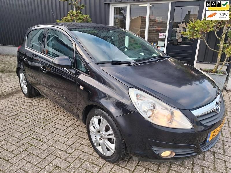 Zwart (metallic) Gebruikt 2006 Opel Corsa Enjoy Hatchback | € 1.400 (Super prijs) - Afbeelding 1/4