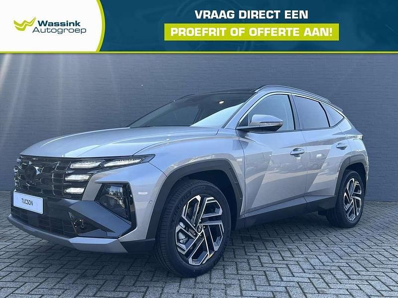 Shimmering silver (grijs metallic) Nieuw 2024 Hyundai Tucson Premium SUV | € 45.554 (Eerlijke prijs) - Afbeelding 1/4