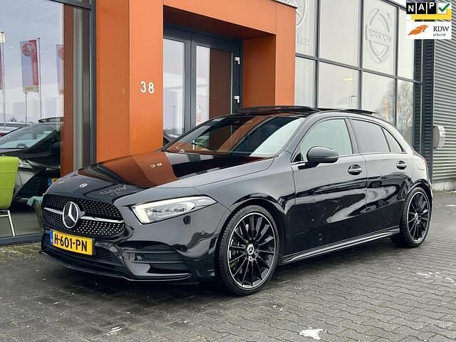 Zwart Occasion 2020 Mercedes A250 Premium Plus Hatchback | € 29.490 (Eerlijke prijs) - Afbeelding 1/4