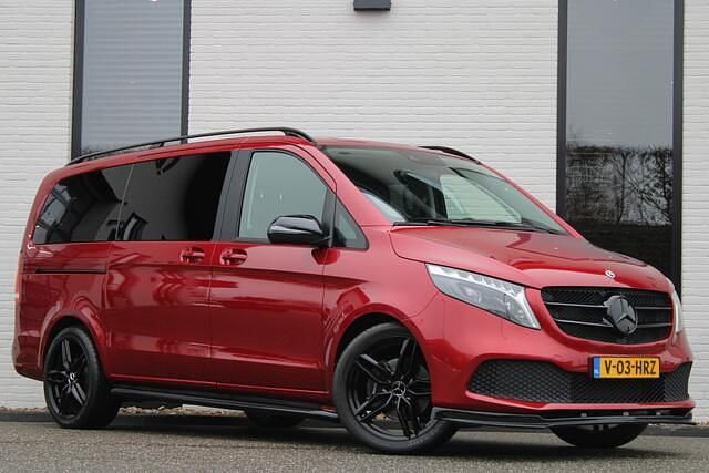 Rood (metallic) Occasion 2023 Mercedes V300 MPV | € 56.950 (Super prijs) - Afbeelding 1/4