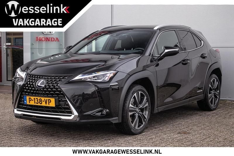 Zwart Occasion 2022 Lexus UX 250h SUV | € 30.250 (Eerlijke prijs) - Afbeelding 1/4