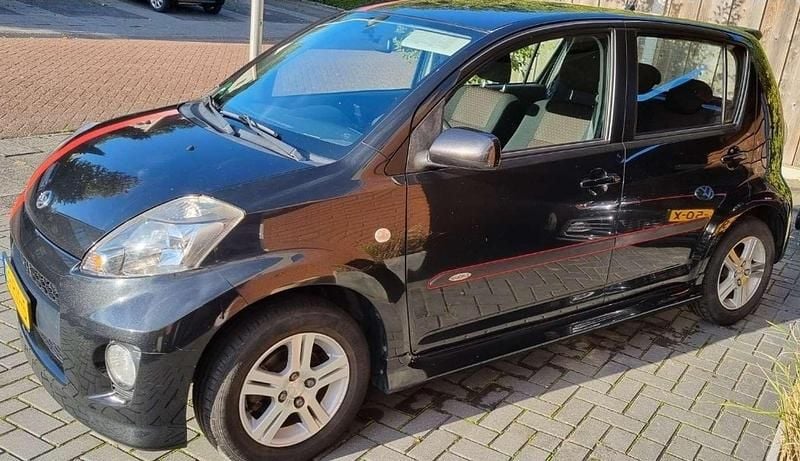 Zwart Gebruikt 2009 Daihatsu Sirion Hatchback | € 2.850 (Eerlijke prijs) - Afbeelding 1/4