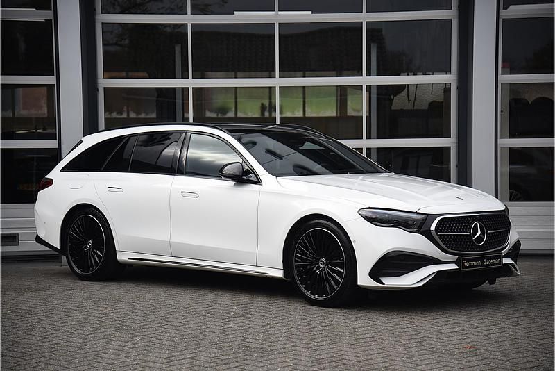 Wit Gebruikt 2024 Mercedes E300 AMG line Stationwagen | € 68.875 - Afbeelding 1/4