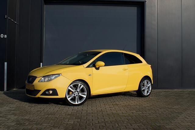 Geel Occasion 2009 Seat Ibiza Hatchback | € 3.750 (Eerlijke prijs) - Afbeelding 1/4