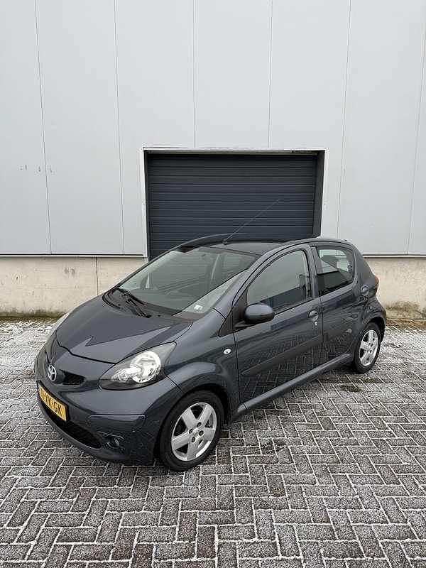 Grijs Occasion 2007 Toyota Aygo Sport Hatchback | € 3.750 (Eerlijke prijs) - Afbeelding 1/4