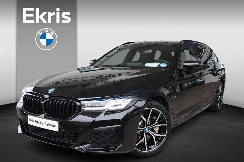 Saphirschwarz metallic (zwart metallic) Gebruikt 2024 BMW 530e Comfort Edition Stationwagen | € 56.950 (Iets duurder) - Afbeelding 1/4