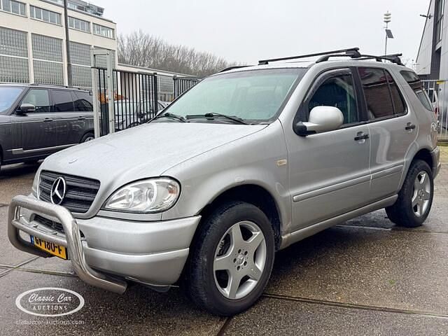 Grijs Gebruikt 2000 Mercedes ML320 SUV | € 3.500 (Eerlijke prijs) - Afbeelding 1/4
