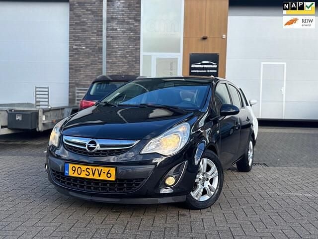 Zwart Gebruikt 2011 Opel Corsa Cosmo Hatchback | € 2.799 (Eerlijke prijs) - Afbeelding 1/4