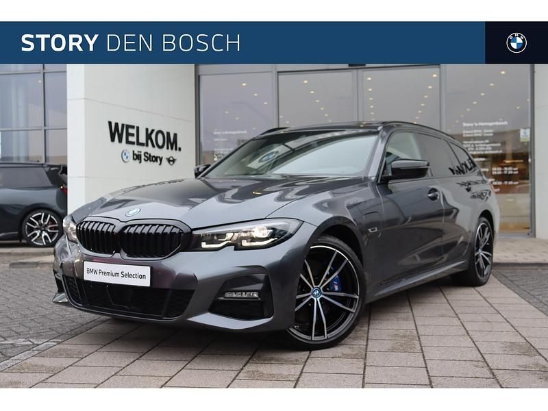 Grijs Gebruikt 2022 BMW 330e Executive Stationwagen | € 38.950 (Duur) - Afbeelding 1/4