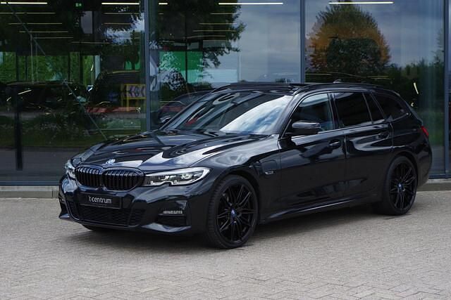 Zwart, metallic lak Gebruikt 2022 BMW 320 Executive Stationwagen | € 35.950 (Iets duurder) - Afbeelding 1/4