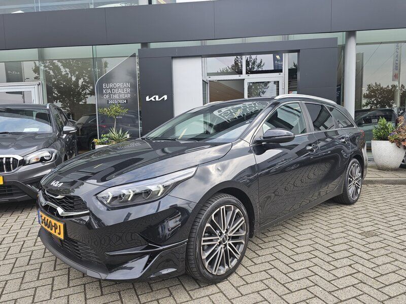 Zwart Gebruikt 2023 Kia Ceed Stationwagen | € 27.995 - Afbeelding 1/4