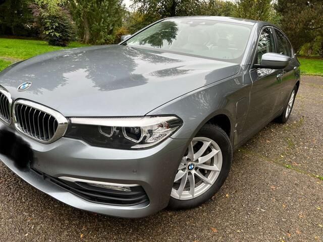 Grijs Gebruikt 2017 BMW 530e Sedan | € 27.499 (Duur) - Afbeelding 1/4
