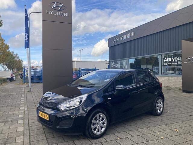 Zwart Gebruikt 2014 Kia Rio Hatchback | € 5.500 (Eerlijke prijs) - Afbeelding 1/4