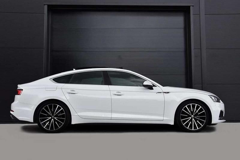 Wit Occasion 2017 Audi A5 Sport Hatchback | € 19.950 (Iets duurder) - Afbeelding 1/4