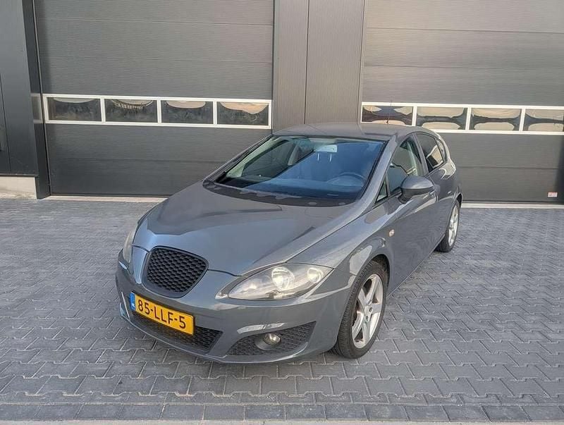 Grijs Gebruikt 2010 Seat Leon Sport Hatchback | € 4.650 (Eerlijke prijs) - Afbeelding 1/4