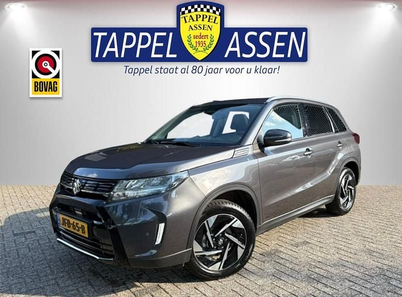 Grijs, metallic lak Gebruikt 2025 Suzuki Vitara Style SUV | € 28.850 (Eerlijke prijs) - Afbeelding 1/4