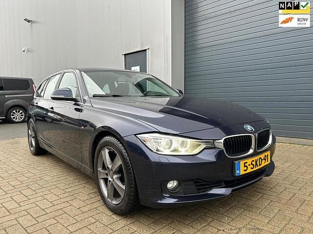 Blauw (metallic) Gebruikt 2013 BMW 320 Executive Stationwagen | € 9.599 (Super prijs) - Afbeelding 1/4