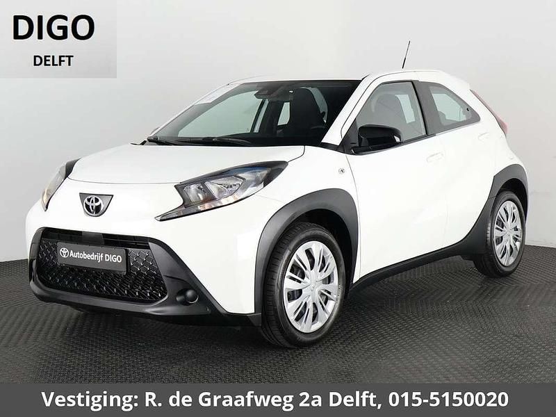 Wit Gebruikt 2024 Toyota Aygo Play Hatchback | € 17.400 (Eerlijke prijs) - Afbeelding 1/3