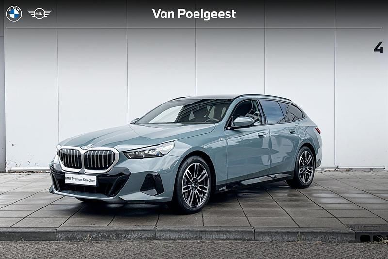 Groen Gebruikt 2024 BMW 520 M Sport Stationwagen | € 69.900 - Afbeelding 1/4