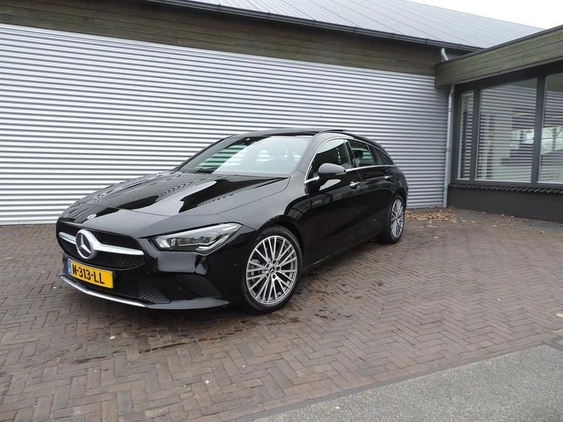 Zwart (metallic) Occasion 2021 Mercedes CLA200 Shooting Brake Business Stationwagen | € 23.885 (Super prijs) - Afbeelding 1/4