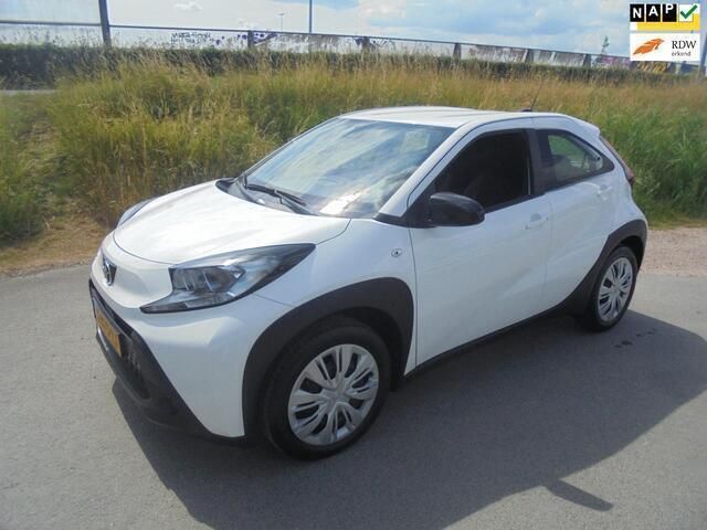Wit Gebruikt 2024 Toyota Aygo X Play SUV | € 16.950 - Afbeelding 1/4