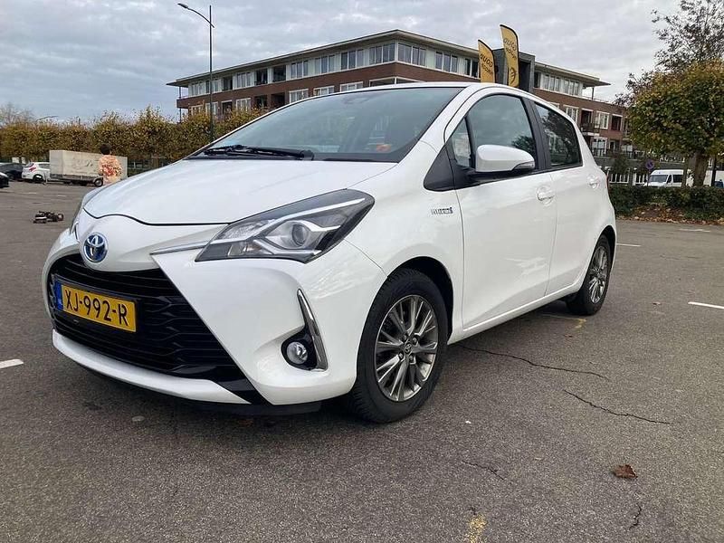 Wit Gebruikt 2018 Toyota Yaris Design MPV | € 13.975 (Goede deal) - Afbeelding 1/4
