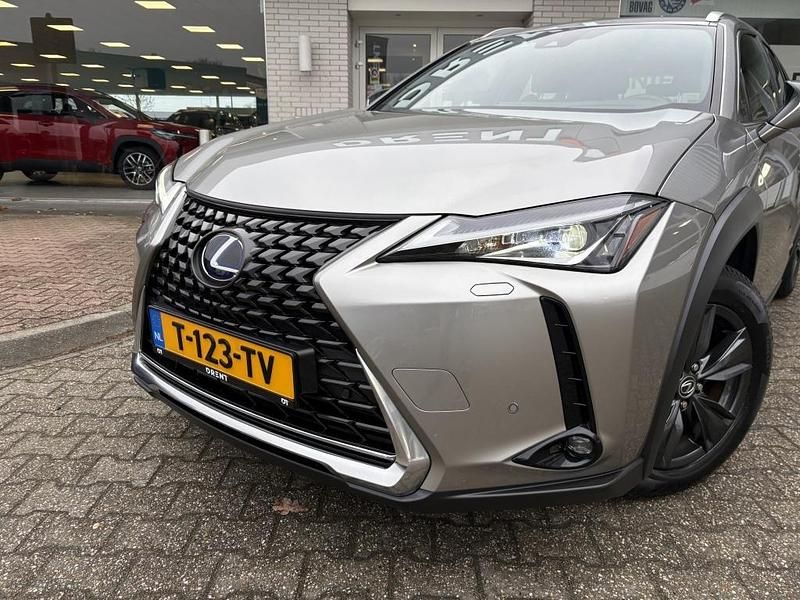 Occasion Lexus UX Luxury Line 184 PK (135 kW) 2022 Zilver SUV