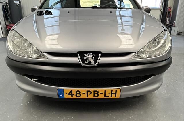 Grijs Gebruikt 2004 Peugeot 206 Stationwagen | € 1.999 (Iets duurder) - Afbeelding 1/4