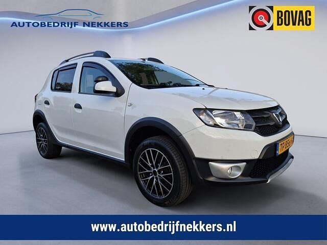 Wit Gebruikt 2014 Dacia Sandero Lauréate Hatchback | € 5.500 (Iets duurder) - Afbeelding 1/4