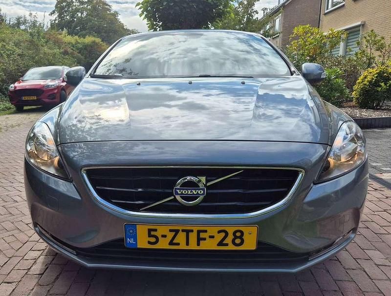 Grijs Gebruikt 2015 Volvo V40 Kinetic Stationwagen | € 12.499 (Eerlijke prijs) - Afbeelding 1/4