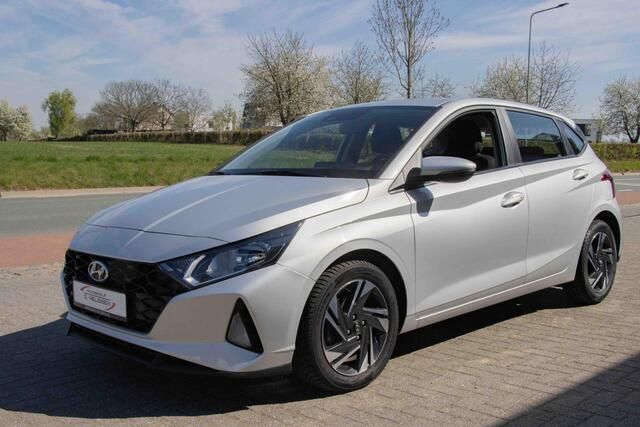 Zilver Gebruikt 2022 Hyundai i20 Comfort Hatchback | € 19.450 (Eerlijke prijs) - Afbeelding 1/4