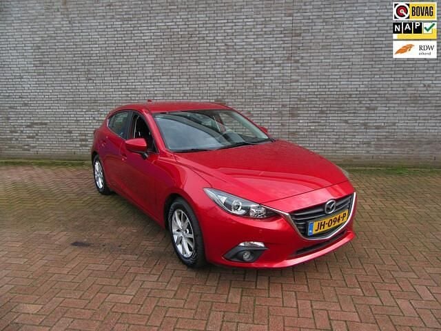Rood (metallic) Gebruikt 2016 Mazda 3 Hatchback | € 10.250 (Goede deal) - Afbeelding 1/4