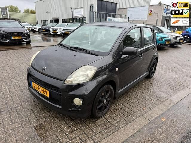 Zwart Gebruikt 2008 Daihatsu Sirion Hatchback | € 2.950 (Goede deal) - Afbeelding 1/4