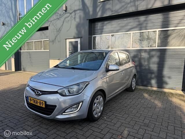 Grijs Occasion 2014 Hyundai i20 Hatchback | € 2.999 (Eerlijke prijs) - Afbeelding 1/4
