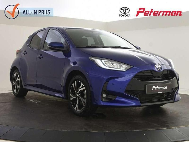 Blauw, metallic lak Gebruikt 2024 Toyota Yaris Hybrid Style Hatchback | € 25.899 (Eerlijke prijs) - Afbeelding 1/4