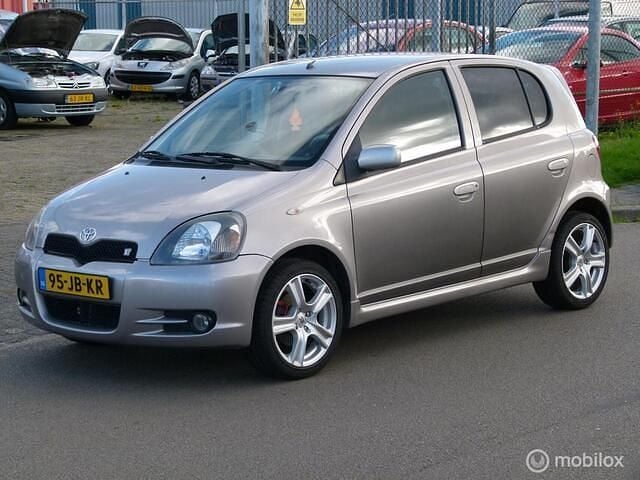 Grijs Gebruikt 2002 Toyota Yaris Sport Hatchback | € 2.750 (Goede deal) - Afbeelding 1/4