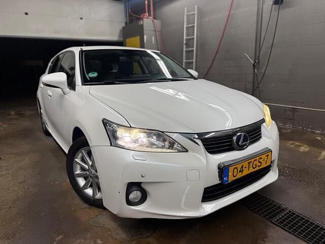 Wit (metallic) Gebruikt 2012 Lexus CT200h Hatchback | € 6.995 (Eerlijke prijs) - Afbeelding 1/4