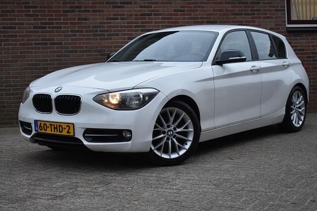Wit Gebruikt 2012 BMW 118 Sport Line Hatchback | € 2.749 (Super prijs) - Afbeelding 1/4