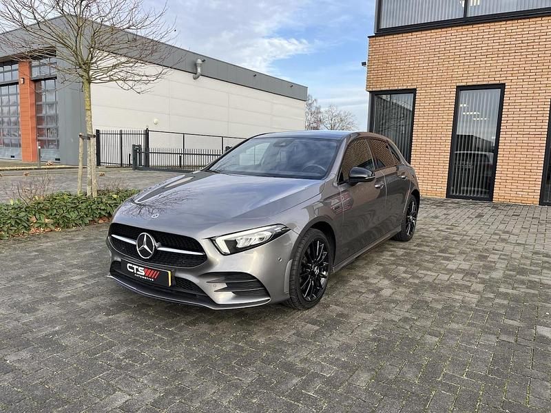 Grijs (metallic) Gebruikt 2020 Mercedes A250 AMG Hatchback | € 22.950 (Eerlijke prijs) - Afbeelding 1/4