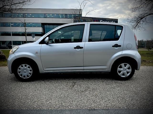 Occasion Daihatsu Sirion 69 PK (50 kW) 2007 Grijs Hatchback